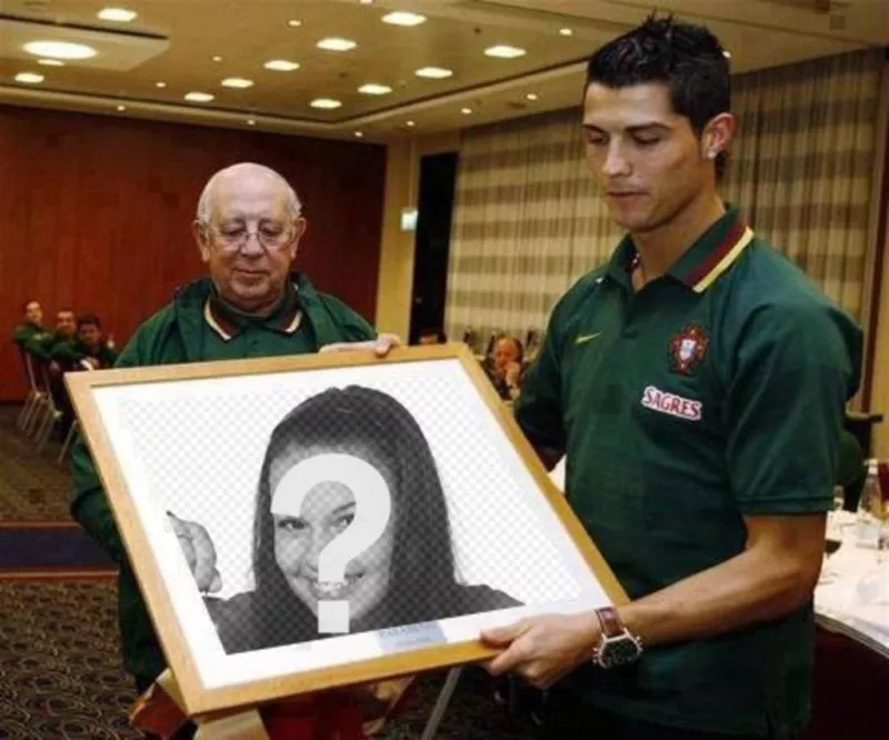 Fotomontaje de Cristiano Ronaldo sujetando un cuadro con tu fotografía que podrás personalizar añadiendo texto de manera gratuita y..