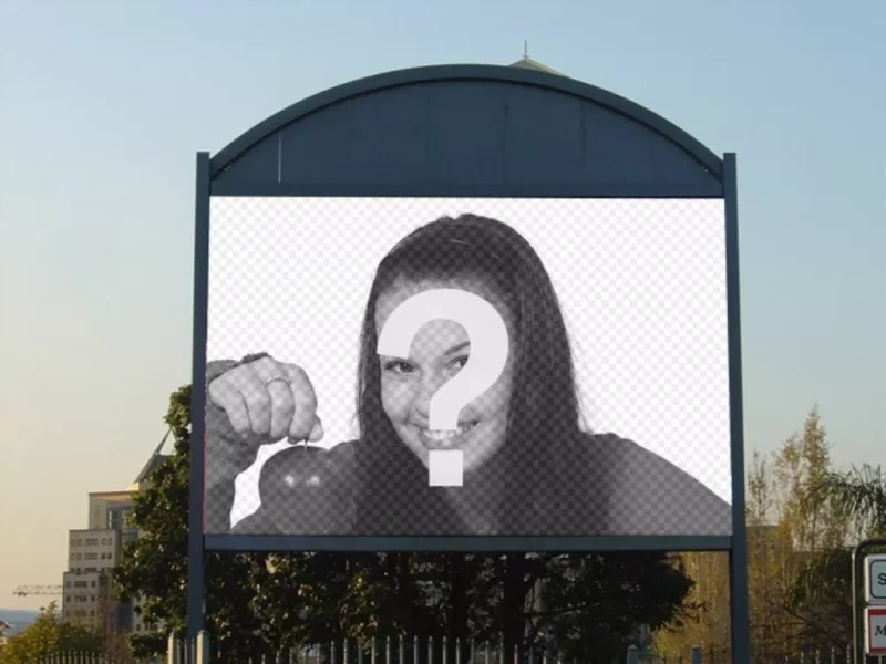Fotomontaje de una pantalla de anuncios gigante en la calle en la que colocar una imagen y añadir