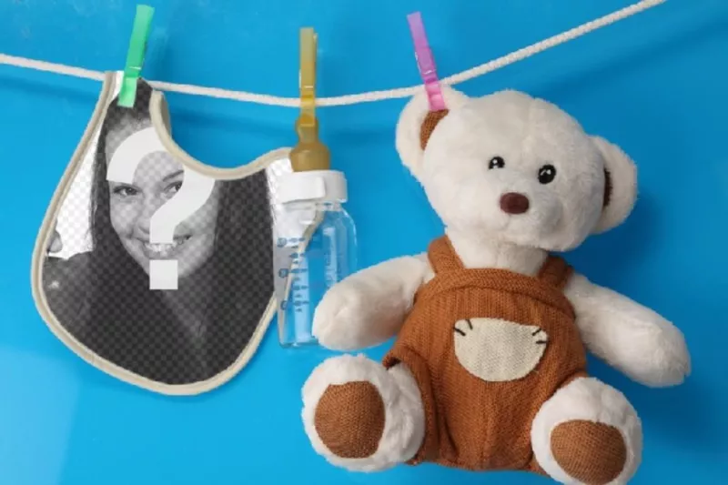 Collage con un babero y un oso de peluche donde colocar la foto de un recién nacido sobre un fondo..