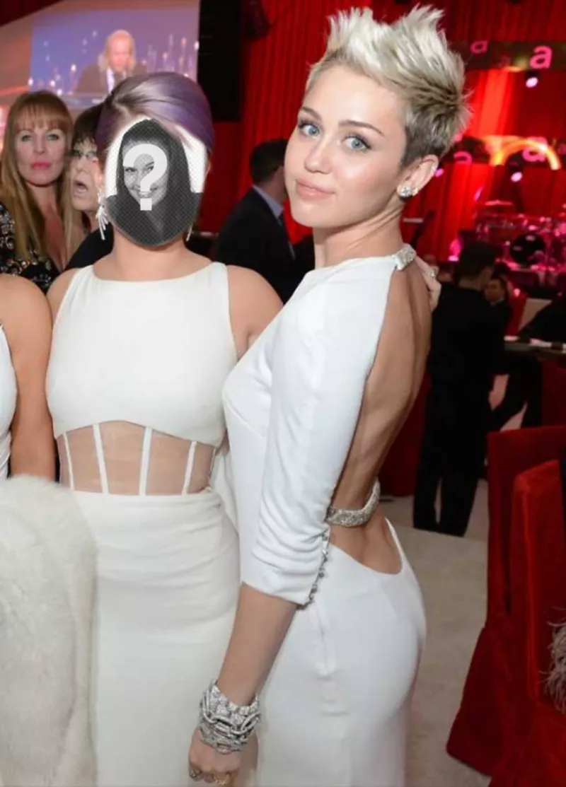 Fotomontaje para estar al lado de Miley Cyrus en una fiesta de los Oscars rubia con vestido..