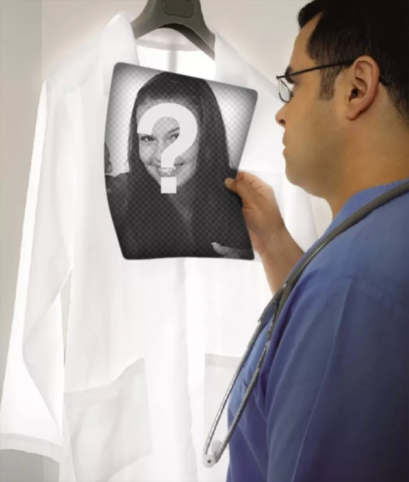 Fotomontaje en el que un doctor está examinando una radiografía en la que puedes poner tu..
