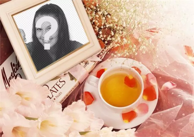 Marco de fotos con flores para poner tu imagen junto a pétalos de rosa y una taza de té. ..