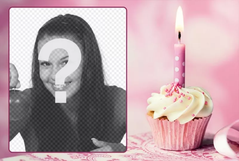 Postal rosa con marco de fotos y un cupcake de cumpleaños con una vela.  ..