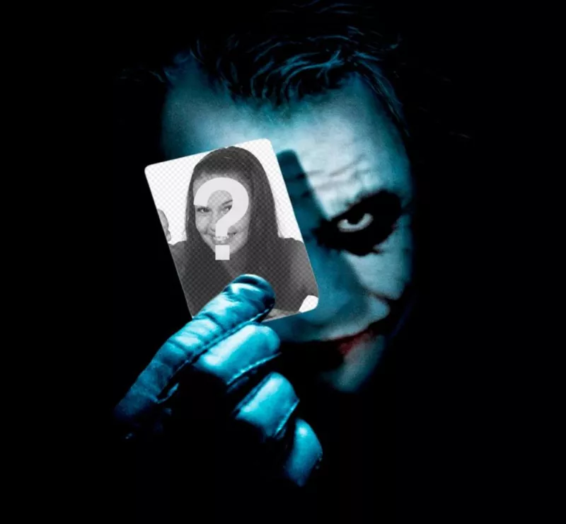 Pon tu foto en una carta que sujeta el Joker de Batman 