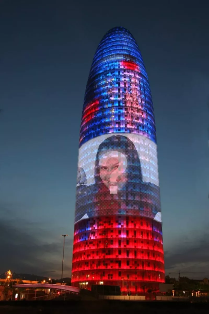 Fotomontaje en el que pondrás tu foto sobre la Torre Agbar de Barcelona ..