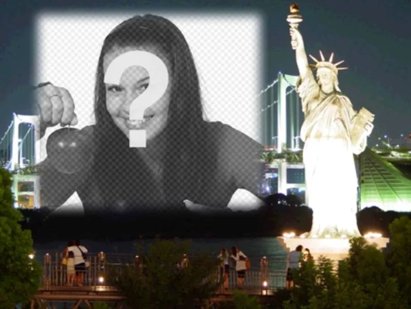 Fotomontaje para hacer una postal personalizada. Tu fotografía con Nueva York por la noche al fondo, primer plano de la Estatua de la..