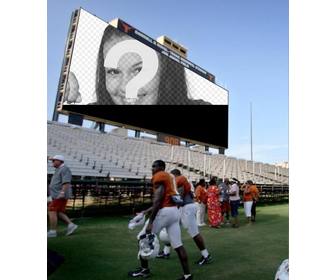 fotomontaje fotografia aparecera gran pantalla un estadio futbol americano hay gente jugadores