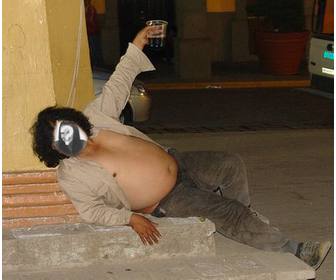 fotomontaje un hombre gordo borracho tirado suelo colocar cara quieras anadir un texto