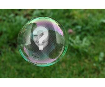 fotomontaje pompa jabon un fondo hierba verde aparecera fotografia reflejada burbuja