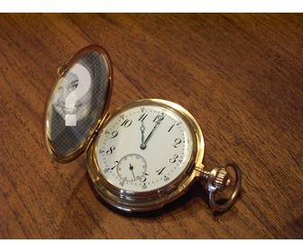 fotomontaje un reloj bolsillo mesa madera puedes poner foto tapa dorada