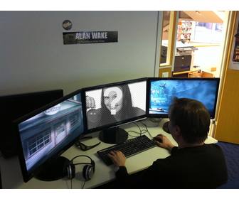 fotomontaje un jugador videojuegos foto ordenador lado pantallas