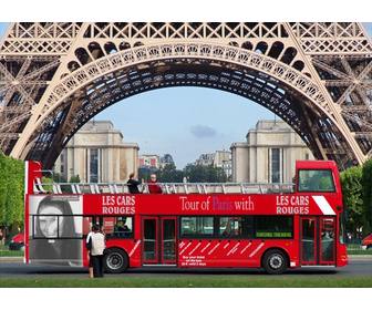 inserta foto un cartel publicitario un autobus turistico torre eiffel paris