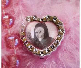 collage joya corazon rosa fondo aterciopelado abalorios