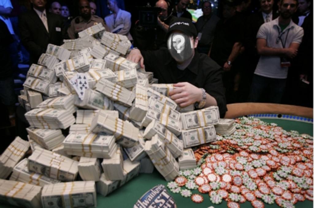 Fotomontaje de un ganador de un millón de dólares jugando al..