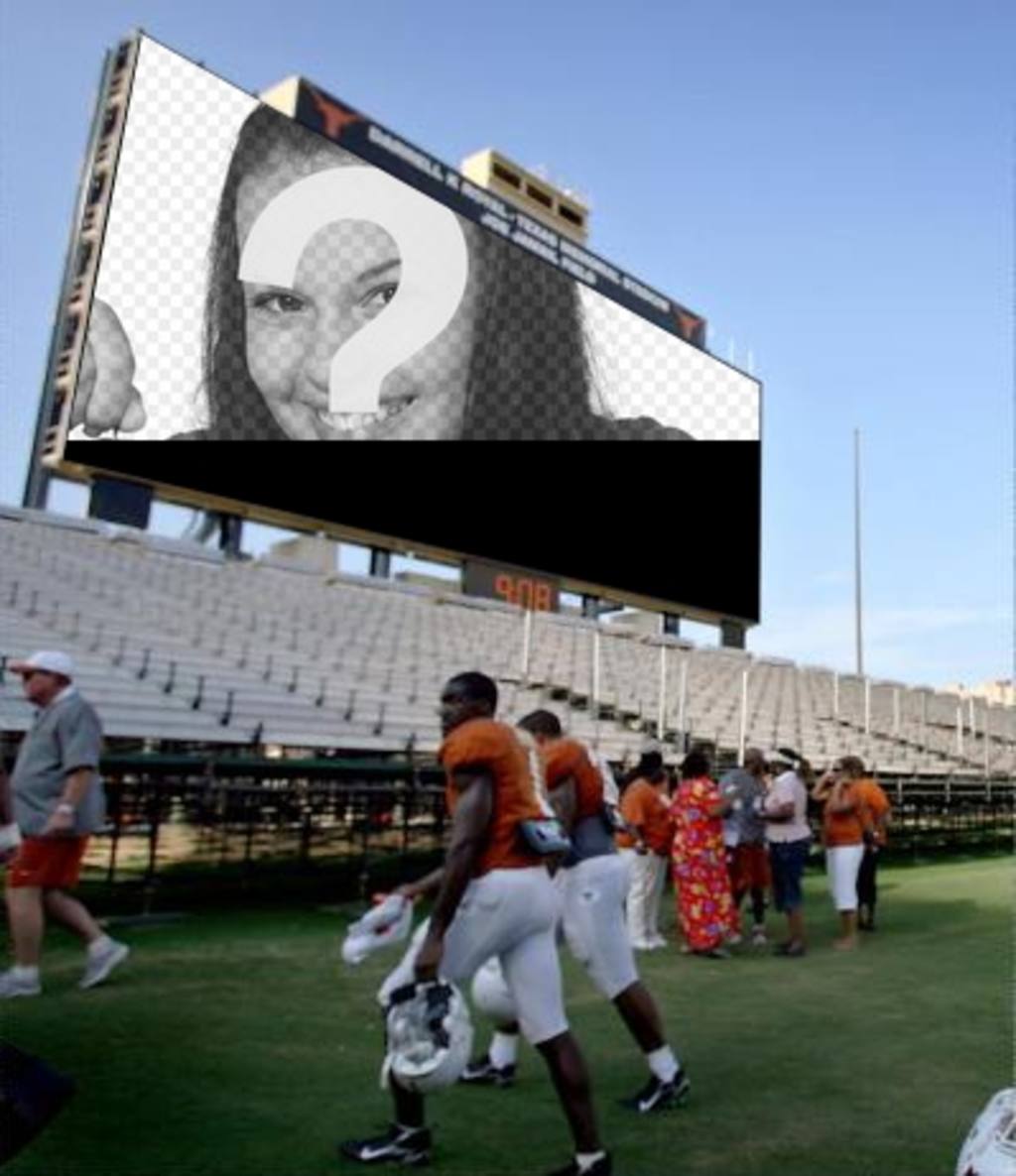 En este fotomontaje, tu fotografía aparecerá en la gran pantalla de un estadio de fútbol americano, donde hay gente, jugadores entre..