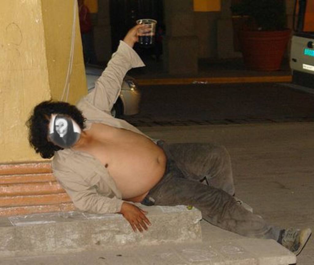 Fotomontaje de un hombre gordo borracho tirado en el suelo donde colocar la cara de quien quieras y añadir un..