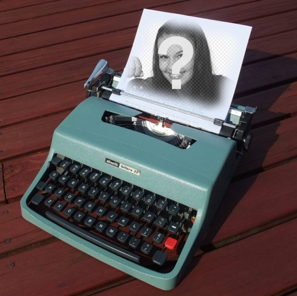 Fotomontaje con una máquina de escribir vintage olivetti de color turquesa con un papel donde poner una..