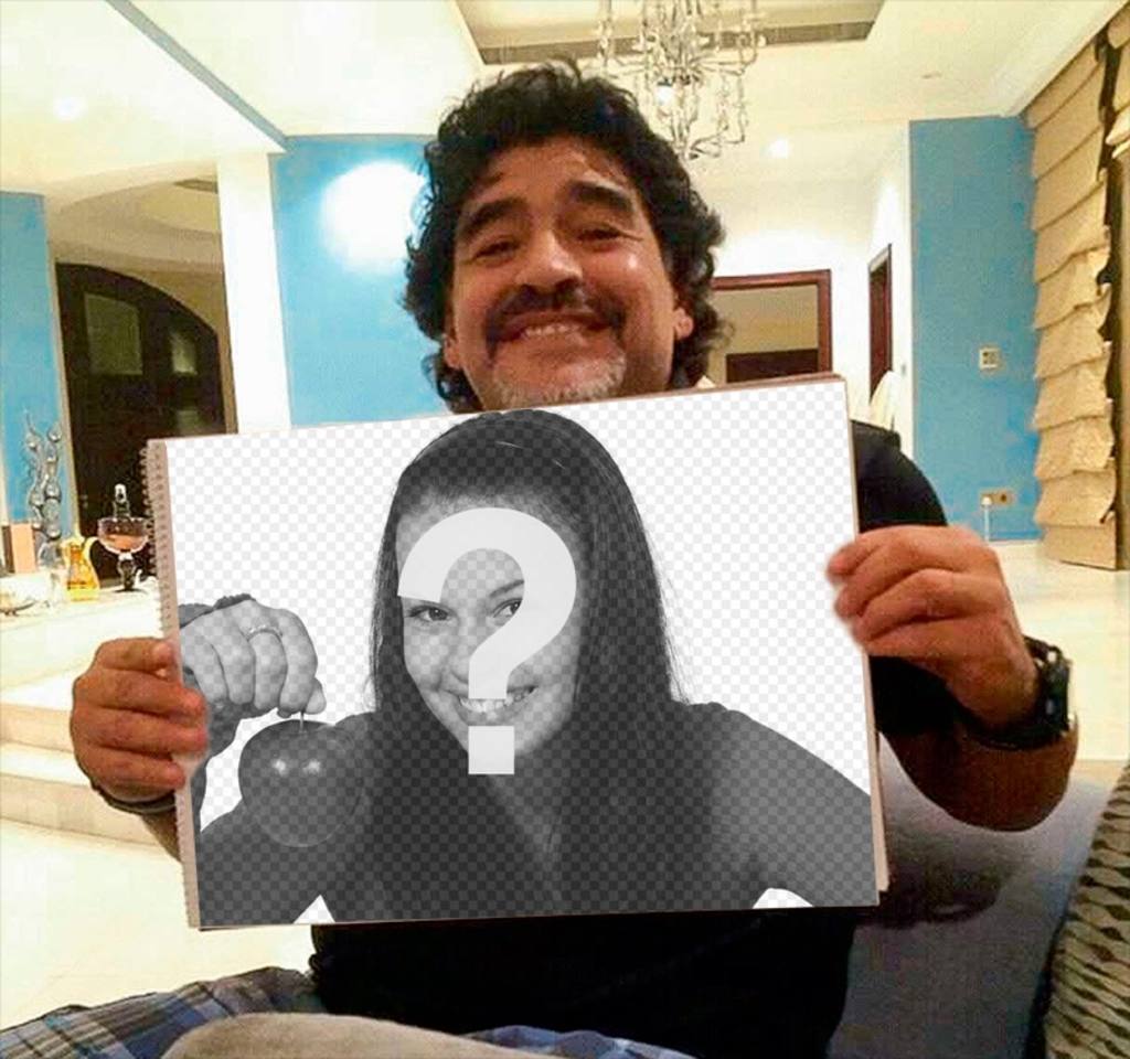 Maradona agarrando tu foto o texto a modo de fotomontaje. ..